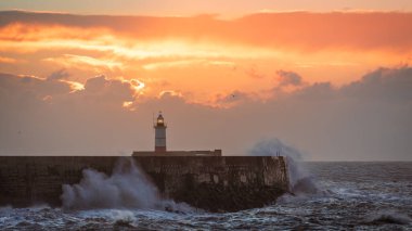 Aralık ayının güçlü rüzgârları ve gelgit Newhaven deniz fenerinin batı sahilinde doğu Sussex sahili güney doğu İngiltere 'de