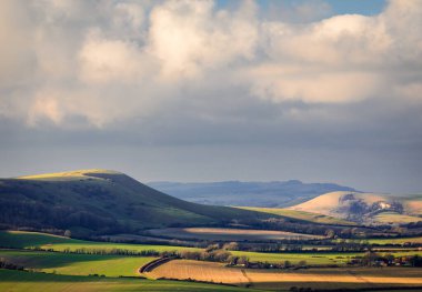 Güneydeki Wilmington Tepesi 'nden Firle ve Lewes' in doğusundaki Sussex 'in güneydoğu İngiltere' ye doğru harika manzaralar.