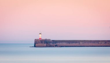Newhaven Deniz Feneri. Doğu Sussex Sahili, İngiltere 'nin güneydoğusundaki Seaford Sahili' nden Mart 'ın doğuşu.