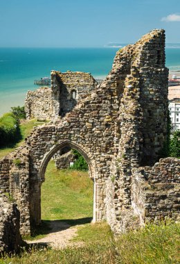 Batı Tepesi 'nin tepesindeki Hastings Kalesi' nin batısından doğu Sussex 'in güneydoğu İngiltere' deki harabelerinden batıya bakın.