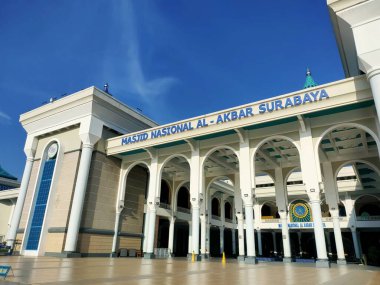 Surabaya, Doğu Java - Endonezya, 28 Ocak 2024 Al Akbar Surabaya Büyük Camii, güneşli bir sabahta muhteşem ve görkemli görünüyor..