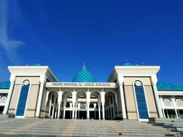 Surabaya, Doğu Java - Endonezya, 28 Ocak 2024 Al Akbar Surabaya Büyük Camii, güneşli bir sabahta muhteşem ve görkemli görünüyor..