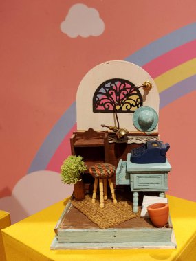 Surabaya - Endonezya, 30 Ocak 2024, küçük bir iç mimari oyuncağı, bakması çok ilginç. Çalışma odası, masa ve daktilo..