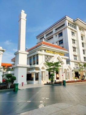 Surabaya, Doğu Java - Endonezya, 2 Şubat 2024 Surabaya 's As Sakinah Camii, güzel ve görkemli görünüyor, açık bir sabah, bir şehir binasının ortasında mavi bulutların üzerinde.