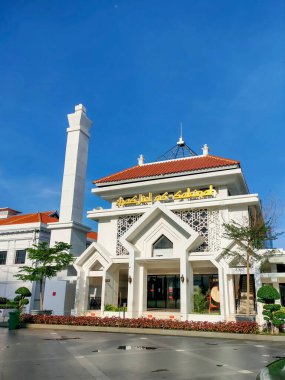 Surabaya, Doğu Java - Endonezya, 2 Şubat 2024 Surabaya 's As Sakinah Camii, güzel ve görkemli görünüyor, açık bir sabah, bir şehir binasının ortasında mavi bulutların üzerinde.