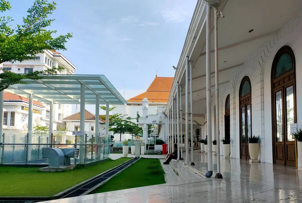 Surabaya - Endonezya, 2 Şubat 2024 Antik ve modern mimari unsurların birleşimi Surabaya 'nın 