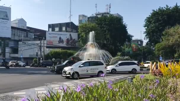 Surabaya Indonésie Février 2024 Foule Matinale Circulation Autour Water Fountain — Video