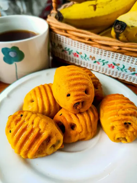 Endonezya, Blora 'dan Gendu pastası ananaslı ve durian dolgulu anaslı tarta benzer. Meşe ağacı tırtılı şeklinde bir şey. Çay saatinde atıştırmak için. Beyaz bir tabakta servis edildi..