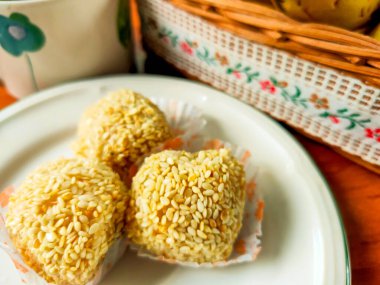 Semarang 'ın Moaci keki yuvarlak glutinous pirinçli un keki içinde tatlı fıstıklar ve susam tohumları var.. 