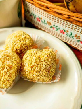 Semarang 'ın Moaci keki yuvarlak glutinous pirinçli un keki içinde tatlı fıstıklar ve susam tohumları var.. 