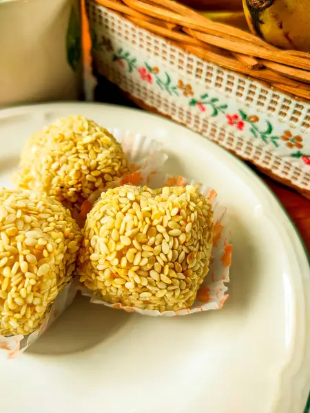 Semarang 'ın Moaci keki yuvarlak glutinous pirinçli un keki içinde tatlı fıstıklar ve susam tohumları var.. 