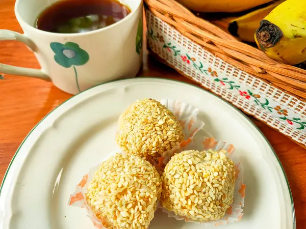 Semarang 'ın Moaci keki yuvarlak glutinous pirinçli un keki içinde tatlı fıstıklar ve susam tohumları var.. 