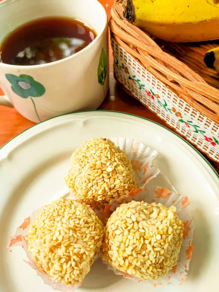 Semarang 'ın Moaci keki yuvarlak glutinous pirinçli un keki içinde tatlı fıstıklar ve susam tohumları var.. 