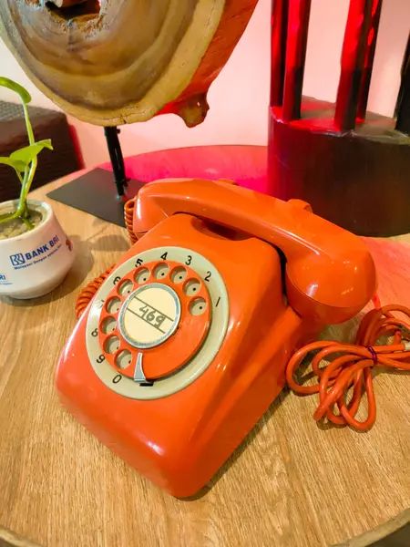 Blora - Endonezya, 14 Şubat 2024 Sanatsal bir otelin iç dekorasyon unsurlarından biri olarak eski moda bir telefon..