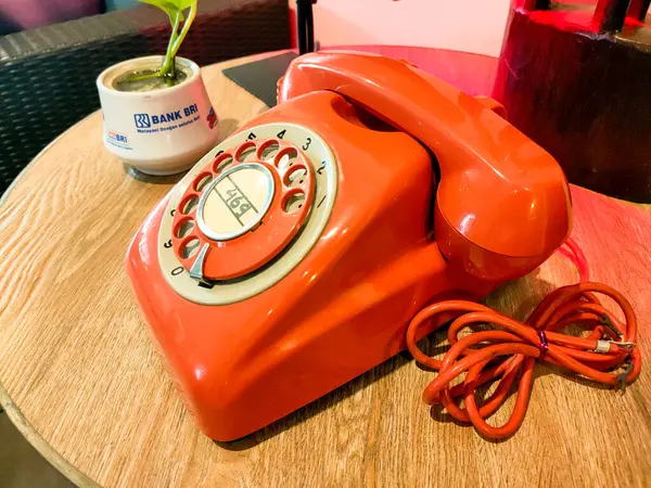 Blora - Endonezya, 14 Şubat 2024 Sanatsal bir otelin iç dekorasyon unsurlarından biri olarak eski moda bir telefon..
