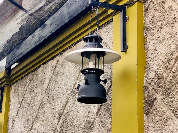 Dışarıdaki alanda dekoratif lamba olarak kullanılan eski bir Petromax lamba. Çok ilginç bir atmosfer ekler..