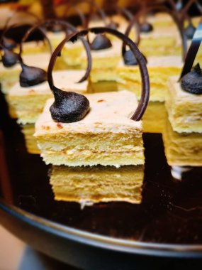 Lotus keki, sunumda süslenmiş bir ekmek, insanların onu yemesini sağlar..