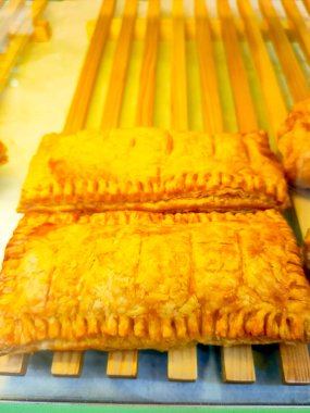 Vitrine yerleştirilmiş mısır gevrekleri ahşap bir tepsiye konur. Ziyaretçileri cezbetmek için..