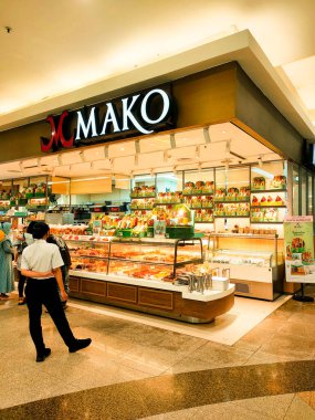 Surabaya - Endonezya, 21 Mart 2024 Ekmek yerleştirme ve modern tasarım dokunuşları ile fırın düzeni, ışıklandırma ziyaretçileri cezbedecek. Göz seviyesi yan görünümde.