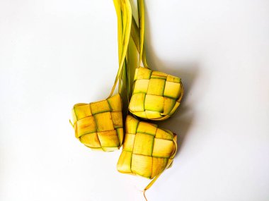 Ketupat ambalajları sarı Janur yapraklarından yapılır 