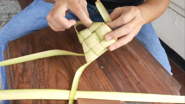 Muž Procesu Dokončování Navlékání Kokosových Listů Janur Kuning Aby Ketupat — Stock video