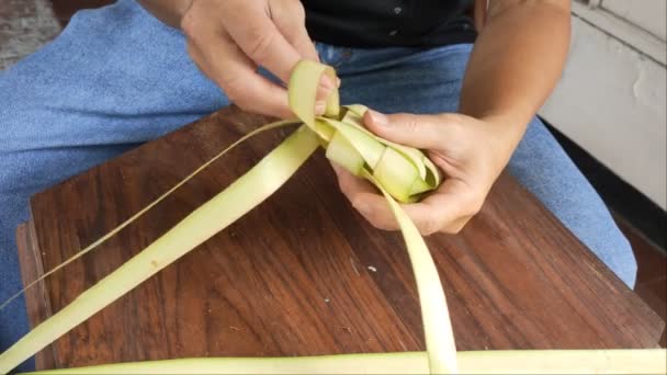 一个男人正在做完椰子树叶子 Janur Kuning 准备做一个欢迎Lebaran的 Ketupat — 图库视频影像