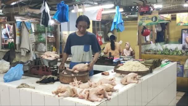 スラバヤ インドネシア 2024年3月23日 屠殺鶏を販売する男は 伝統的な市場で屠殺された鶏肉屋で販売されるために屠殺された鶏肉を準備しています — ストック動画