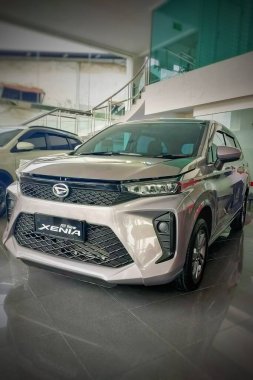 Sidoarjo, Doğu Java, Endonezya, 5 Nisan 2023. Daihatsu araba galerilerinden birinde en son çıkan Daihatsu Xenia MPV ürünleri sergileniyor ve halk tarafından tercih ediliyor..