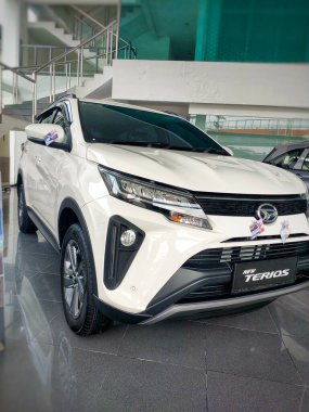 Surabaya, Doğu Java, Endonezya, 5 Nisan 2023. Daihatsu araba galerilerinden birinde en son model Daihatsu Terios SUV ürünleri sergileniyor ve halk tarafından tercih ediliyor..