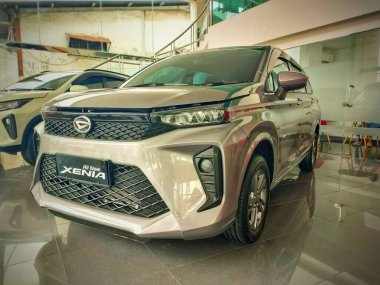 Sidoarjo, Doğu Java, Endonezya, 5 Nisan 2023. Daihatsu araba galerilerinden birinde en son çıkan Daihatsu Xenia MPV ürünleri sergileniyor ve halk tarafından tercih ediliyor..