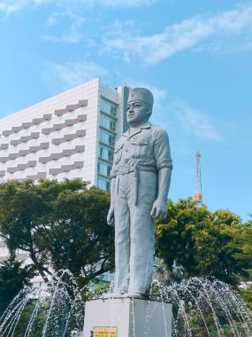 Surabaya, 28 Nisan 2024 İstilacılara karşı savaşan cesur bir vali olan Vali Surjo 'nun heykelinin anıtı. Surabaya şehir merkezinde yer almaktadır..