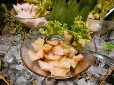 Surabaya - Endonezya, 1 Mayıs 2024 Salata menüleri çeşitli meyveler, sebzeler salata büfesinde servis edilir..
