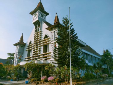 Surabaya-Endonezya, 18 Mayıs 2024 Endonezya kültür ve iklimine uygun olarak Endonezya tropikal tarzda bir Katolik Kilisesi 'ne bakış açısı. Güneşli bir sabahta çekilmiş, göz hizasında..