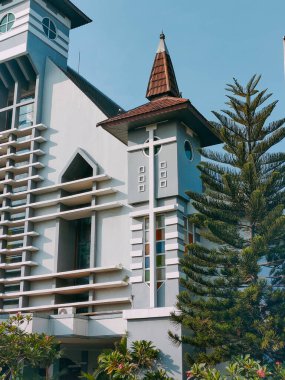 Surabaya-Endonezya, 18 Mayıs 2024 Bir Endonezya tropikal tarzı Katolik Kilisesi mimari detayı. Güneşli bir sabahta çekilmiş..