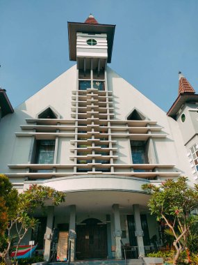 Surabaya-Endonezya, 18 Mayıs 2024 Bir Endonezya tropikal tarzı Katolik Kilisesi mimari detayı. Güneşli bir sabahta çekilmiş..