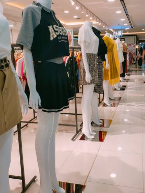 Surabaya - Endonezya, 26 Mayıs 2024 Bir giyim mağazasının iç dizaynı, iç unsurlar olarak mankenlerin düzenlenmesi, artı ışıklandırma, ziyaretçileri çekmek için.