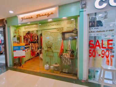 Surabaya - Endonezya, 26 Mayıs 2024 Mağazanın önü geleneksel Cava nüansları ve ışıklandırmalarıyla geleneksel Endonezya moda mağazası, ziyaretçileri çekmek ve ihtiyaçlarına göre seçmek için tasarlandı.