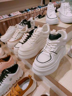 Surabaya - Endonezya, 26 Mayıs 2024.Gösteri çantasındaki ayakkabı görüntüsü de ziyaretçilerin dikkatini çeken iç unsurlardan biri..