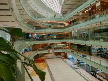 Surabaya - Endonezya, 14 Haziran 2024.Bir alışveriş merkezinde gökyüzü ışığı, modern ve çekici bir alışveriş merkezinin iç mekanının destekleyici bir unsuru ve aynı zamanda doğal ışıklandırmanın bir unsuru olarak.