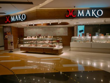 Surabaya - Endonezya, 14 Haziran 2024 Pasta ve Ekmek Dükkanı, ziyaretçi çekmek için modern ve çekici görünüyor.