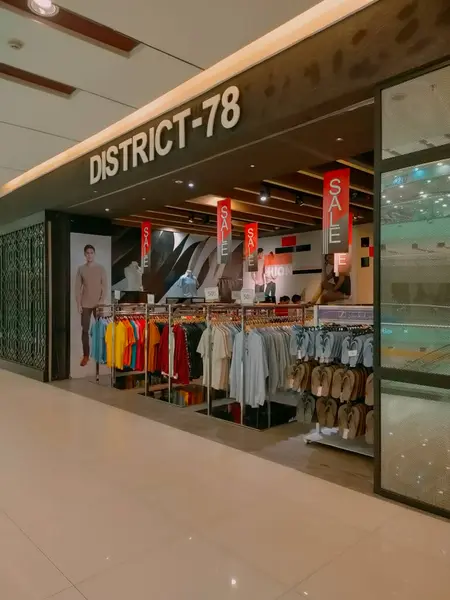 Surabaya - Endonezya, 20 Haziran 2024 Günlük Kıyafetler ve T-Shirt atölyesi, modern tasarım, mekansal düzen ve aydınlatma ile çekici. Göz düzeyi görünümü.