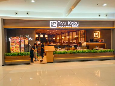 Tangerang, Endonezya, 6 Temmuz 2024 Japon barbekü restoranı Gyu Kaku 'nun modern Japon tarzı tasarımı çekici, rahat ve ziyaretçileri davet ediyor..