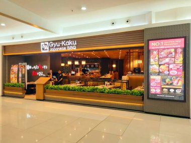 Tangerang, Endonezya, 6 Temmuz 2024 Japon barbekü restoranı Gyu Kaku 'nun modern Japon tarzı tasarımı çekici, rahat ve ziyaretçileri davet ediyor..
