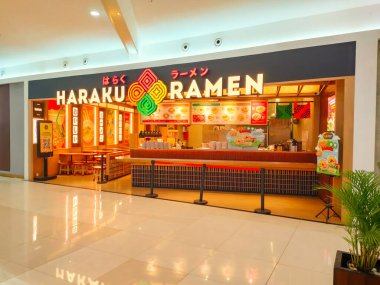 Tangerang, Endonezya, 6 Temmuz 2024 Japon restoranı Haraku Ramen 'in modern Japon tarzı tasarımı, basit, samimi, sıcak ve davetkar..