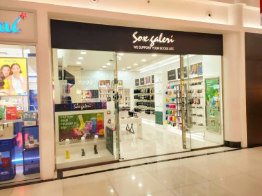 Tangerang, Endonezya, 6 Temmuz 2024 Sox Galeri Çorap Dükkanı manzaralı. Modern stil iç tasarımı, modaya uygun, çekici ve davetkar ziyaretçiler.