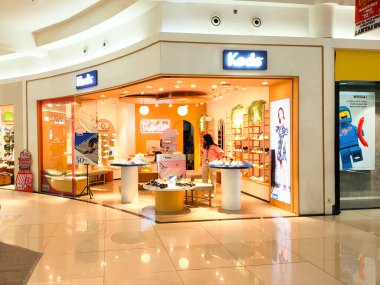 Tangerang - Endonezya, 5 Temmuz 2024 Keds kadın ayakkabı mağazasının önü. Zarif bir tasarım, basit, şeffaflık ve ziyaret etmesi ilginç. Göz düzeyi görünümü.