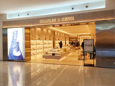 Tangerang, Endonezya, 5 Temmuz 2024. Charles ve Keith markalı kadın çantasının önü şık, lüks, kadınsı, rahat ve davetkar. Göz düzeyi görünümü.