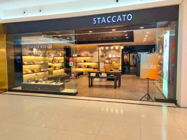 Tangerang - Endonezya, 5 Temmuz 2024 Staccato kadın ayakkabıları ve el çantaları mağazasının önü. Zarif bir tasarımla, basit ve ziyaret edilmesi ilginç. Göz düzeyi görünümü.