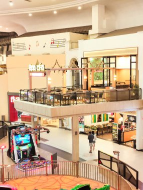 Tangerang - Endonezya, 5 Temmuz 2024.Oyun alanının üzerinde yer alan ve ziyaretçilere rahatlatıcı, şenlikli bir atmosfer sağlayan bir gıda sahası.