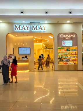 Tangerang - Endonezya, 5 Temmuz 2024 Mayıs Saç Kesimi ve Güzellik Salonu, basit ve modern bir tasarıma sahip ve ziyaretçileri cezbediyor. Göz düzeyi görünümü.